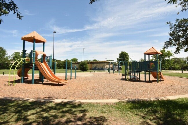 Building Photo - 6602 Harbor Town Dr