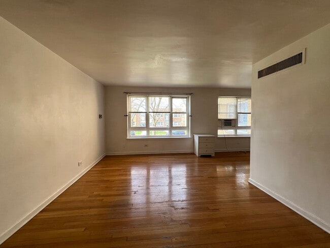 Building Photo - 5335 N California Ave