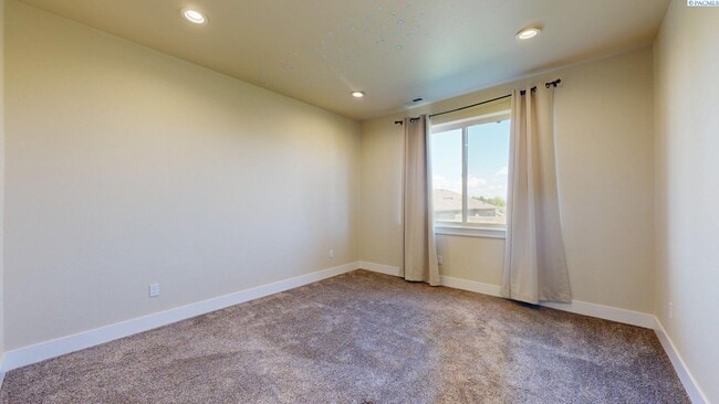 Building Photo - 4 bed, 4 bath home in Kennewick