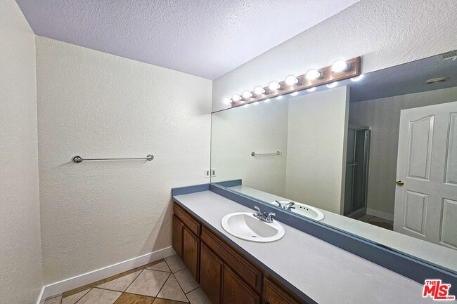 Building Photo - 7556 Thousand Oaks Dr