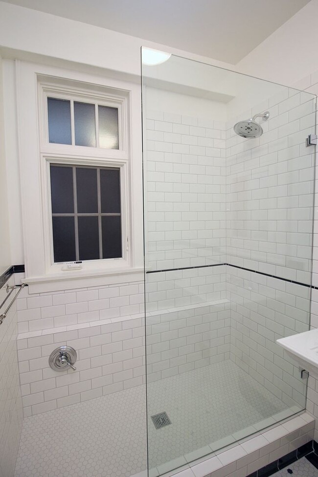 Building Photo - 1209 SW 6th Ave