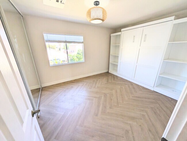 Building Photo - AWESOME 2 BED/1.5 BATH WITH LARGE YARD+WRA...
