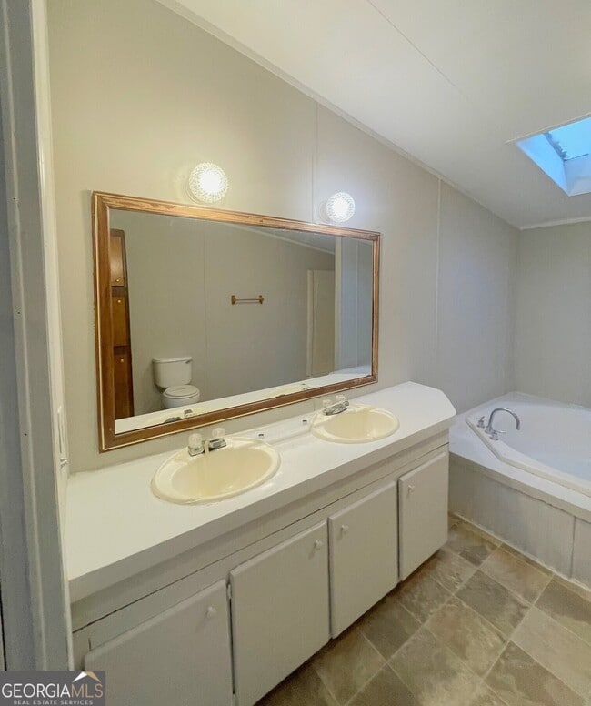 Building Photo - 249 Oakleigh Dr