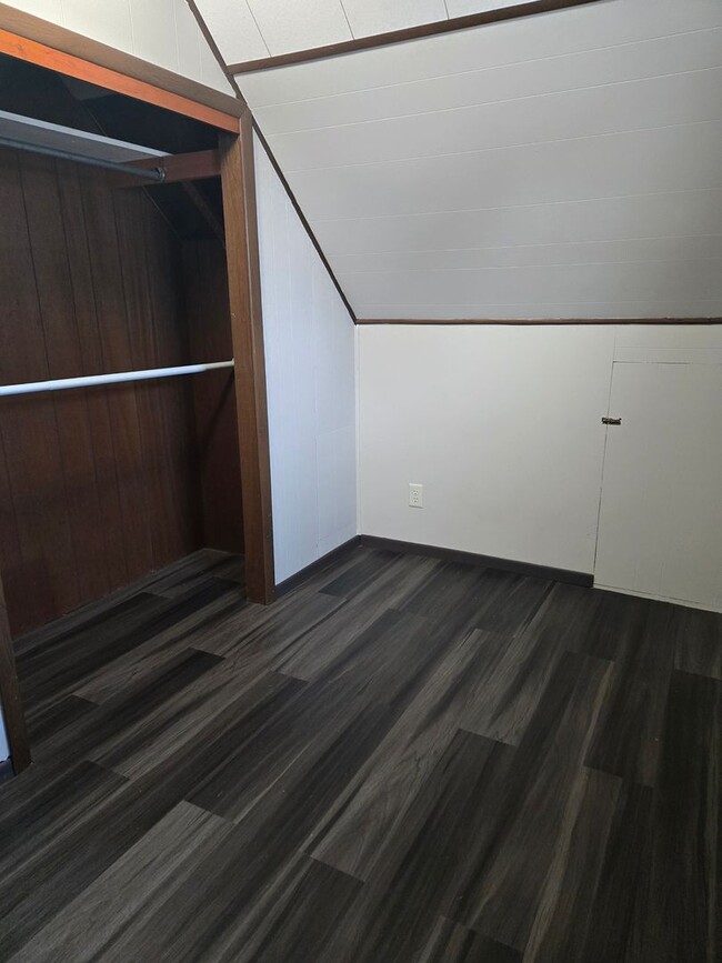 Building Photo - Three Bedroom Home - Single Car Attached Garage - in Townsend!