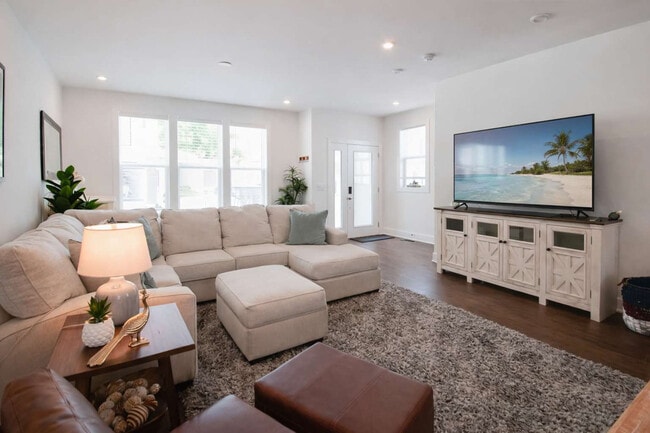 Building Photo - 500 Creative Way