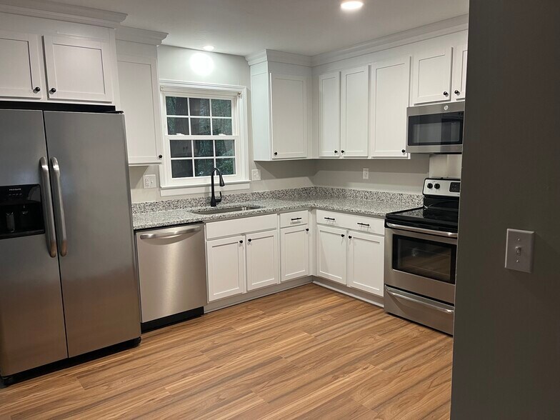 Building Photo - 801 Creekside Dr