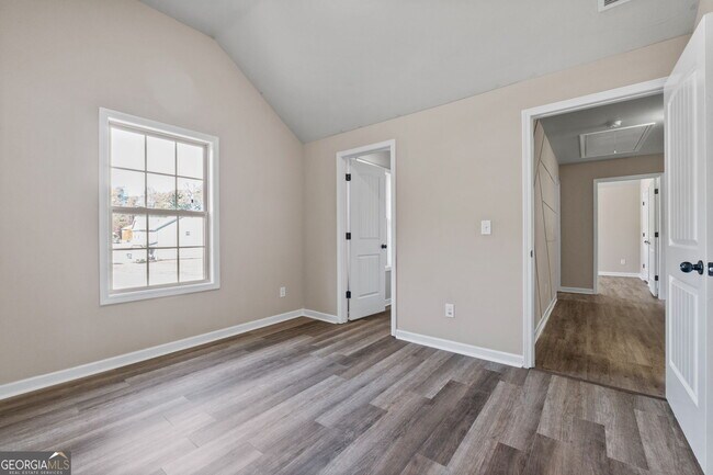 Building Photo - 475 Louise Way