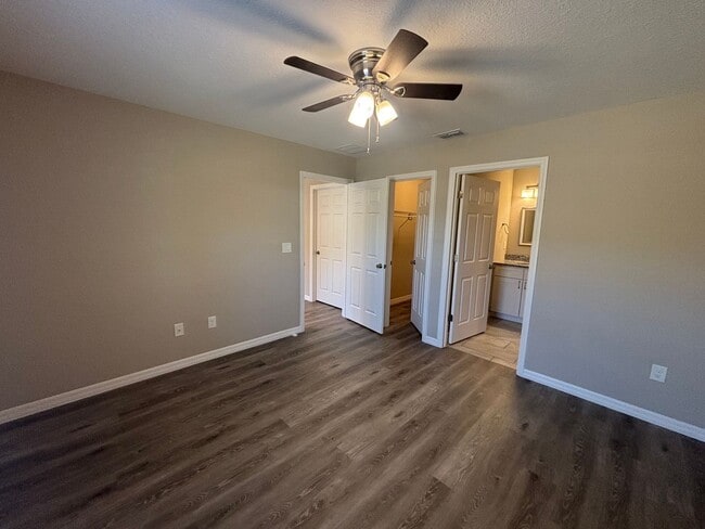 Building Photo - Great 3/2 in ideal location