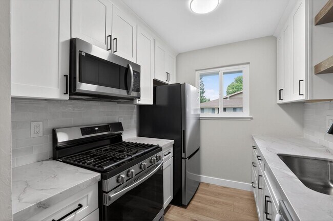 Building Photo - CITRUS HEIGHTS - Gorgeous Renovated Condo - All Brand New!