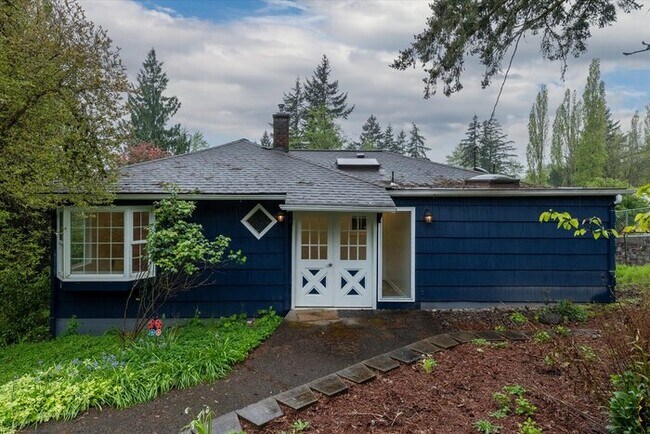 Building Photo - THREE BEDROOM THREE BATH ON ONE HALF ACRE IN KELSO