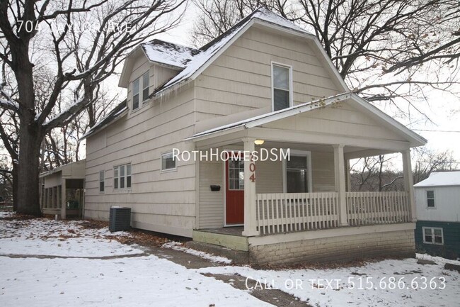 Primary Photo - Large 4 Bedroom 1 Bath House with 2 Car Ga...