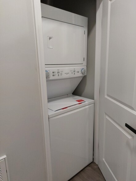 Washer dryer - 446 N Loudoun St
