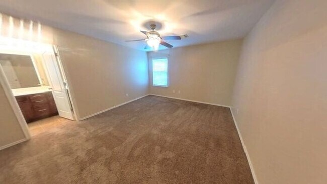 Building Photo - Yukon 4 Bed