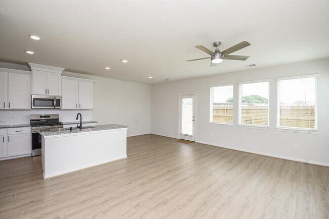 Building Photo - 27943 Western Crk Ct