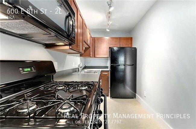 Building Photo - Stunning Studio Unit at The Metropolitan!!...