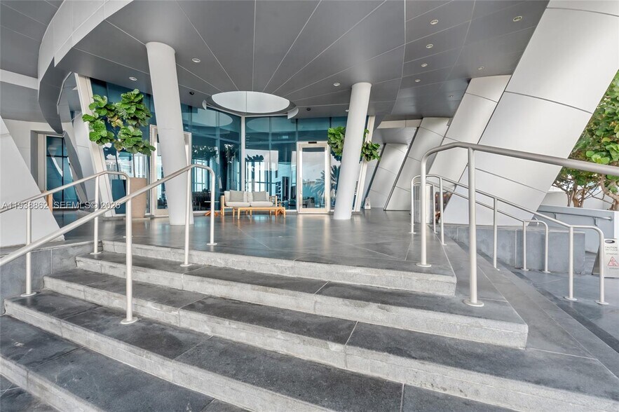 Building Photo - 17001 Collins Ave