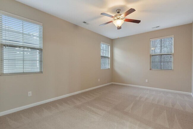 Building Photo - End Unit Townhome Available in Apex!