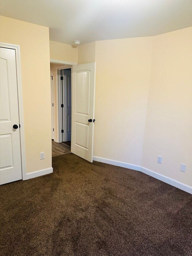 Building Photo - Spacious 4BR Home on 1.98 Acres with Modern Finishes in Tupelo Hills