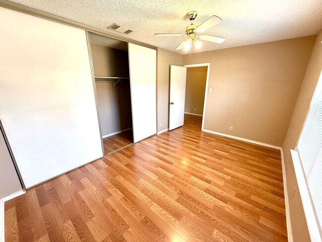 Building Photo - AVAILABLE NOW! 3 Bedroom 2 Bath Home Ready...