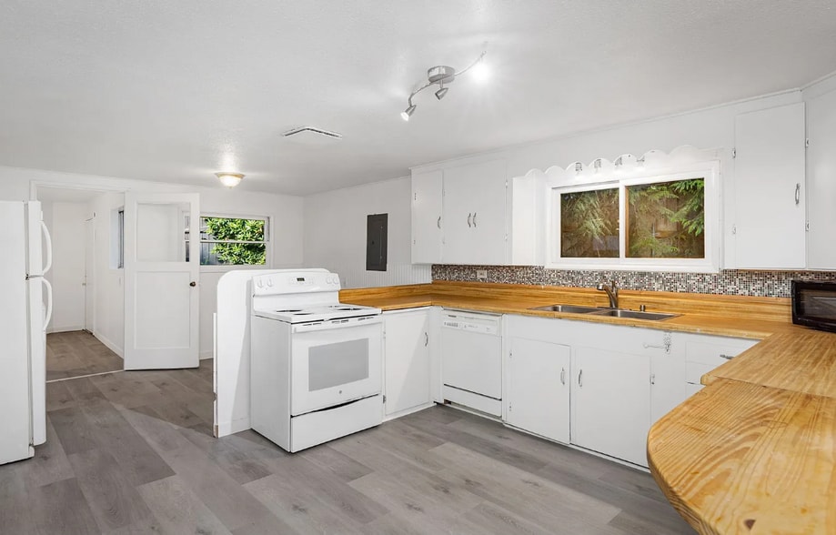 Building Photo - 10612 NW Skyline Blvd