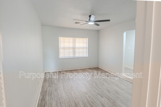 Building Photo - 2412 Laneway Dr