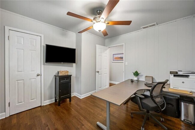 Building Photo - 2341 Elmwood Cir SE