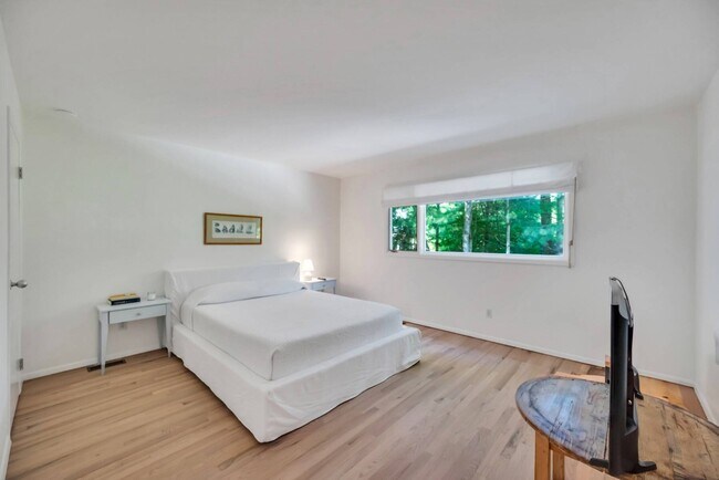 Building Photo - 3 Lynda Ln