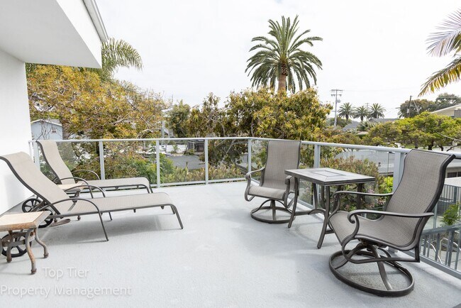 Building Photo - 2-bed, 2-bath 972sqft condo, walking distance to beach in Carlsbad Village, literally one block o...