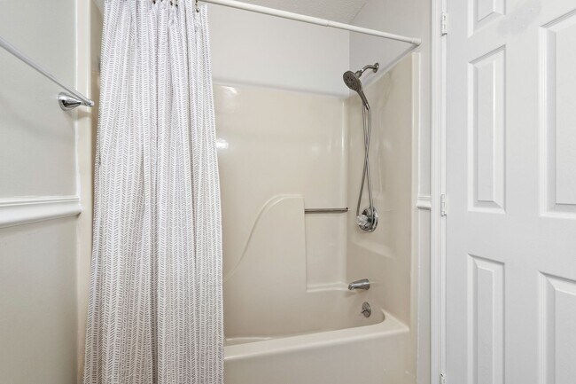 Building Photo - Fully Furnished - Seasonal or Long Term Op...