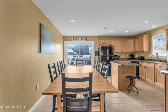 Building Photo - 111 7th Ave