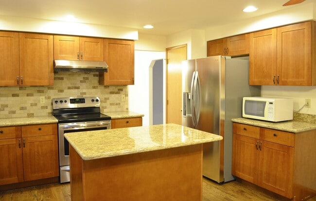 Building Photo - Private Summer Ridge Retreat with Vaulted Ceilings & Fenced Backyard