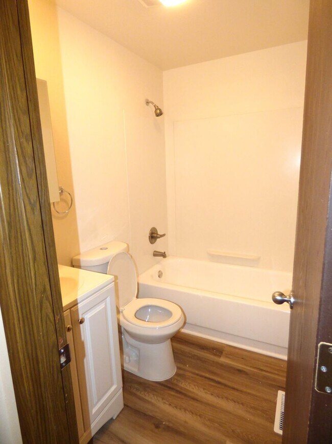 Building Photo - Rent Special: 1/2 Off May's Rent!!