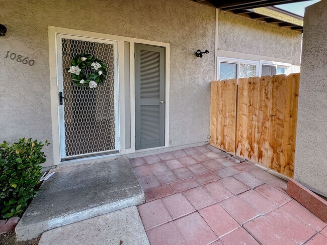 Building Photo - Completely Renovated 3+ Bed, 2 Bath Tierra...