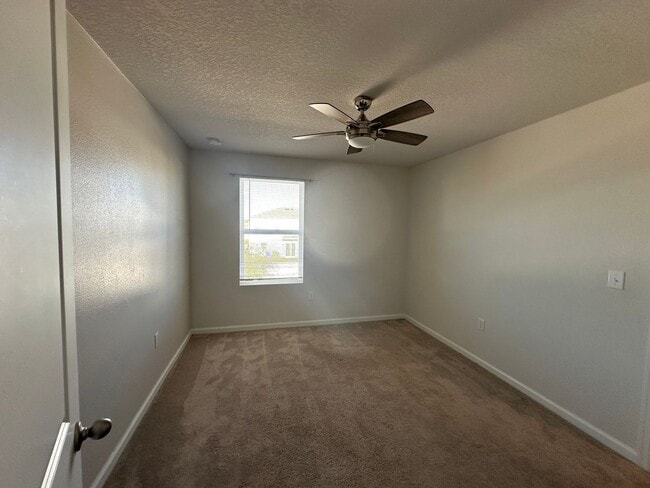 Building Photo - 4 Bedroom 2.5 Bathroom in Winter Haven