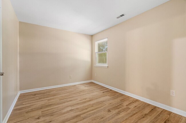 Building Photo - 4117 Rainbow Dr