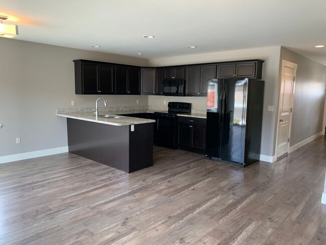Building Photo - Andesite