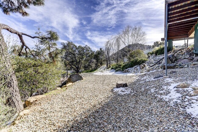 Building Photo - Newly Remodeled 2 Bed, 1 Bath + a Den  Home at The Base of Thumb Butte!