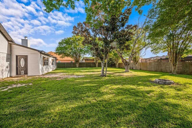 Building Photo - Stunning 4 bedroom with two bonus spaces, ...