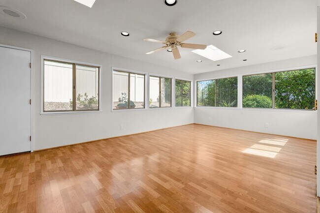 Building Photo - 6415 Lochmoor Dr