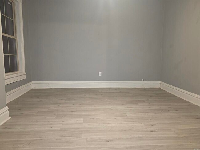 Building Photo - 1300 W 10th St