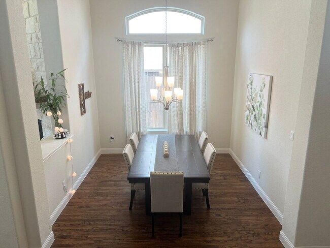 Building Photo - 5 Bed | 5 Bath | 3-Car Garage | 4,054 Sq f...