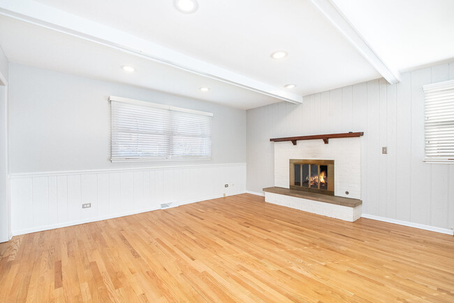 Building Photo - 370 Prairie Ave
