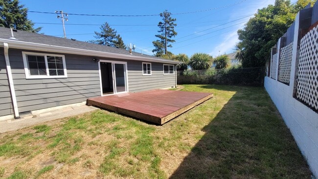 Building Photo - Family Home in Desirable Neighborhood!