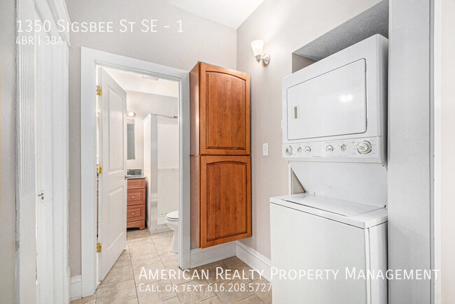 Building Photo - 1350 Sigsbee St SE