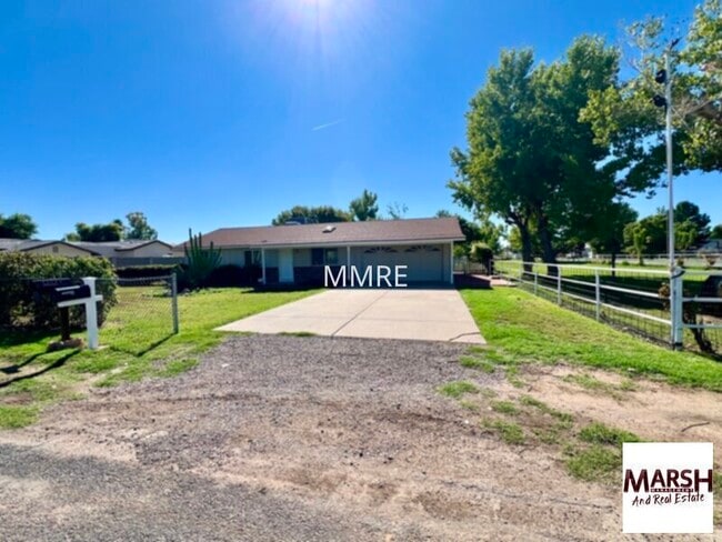 Primary Photo - Nice 3 bedroom home on horse property in t...