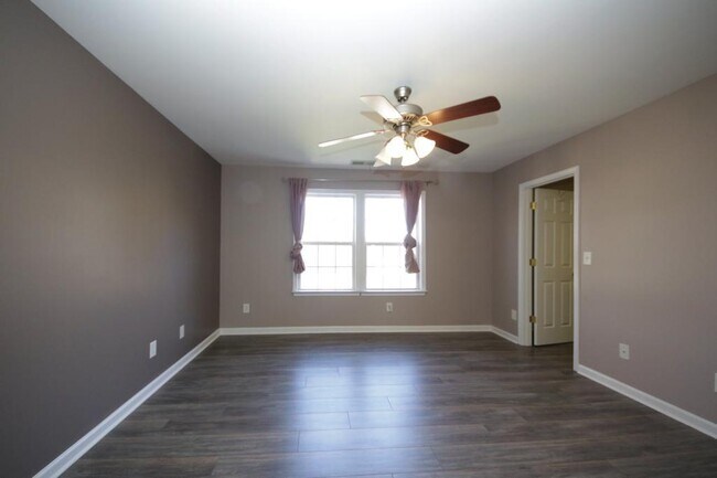 Building Photo - 2120 Highland Gate Dr