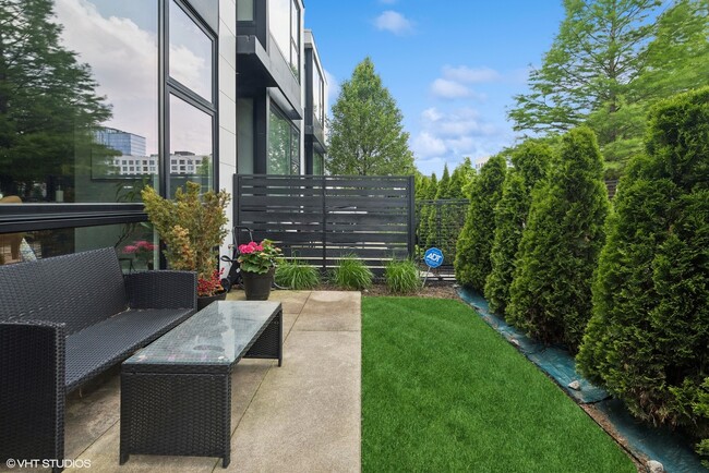 Building Photo - 455 W Hobbie St