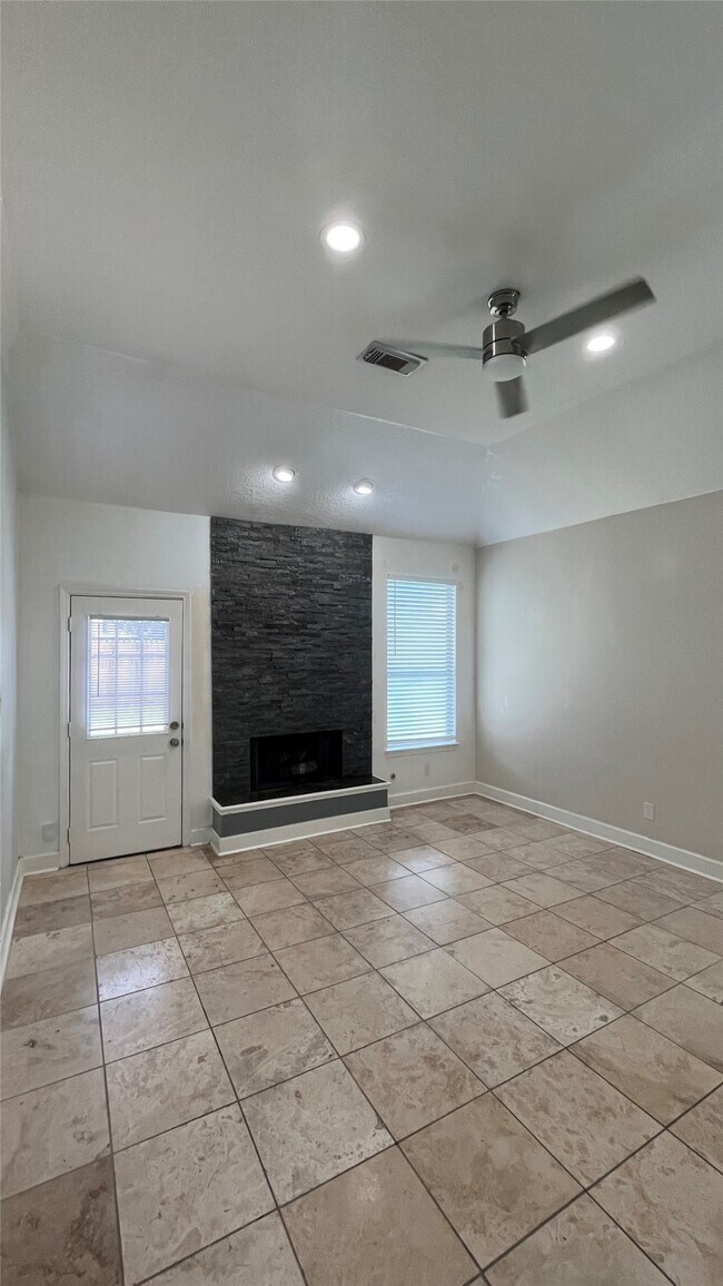 Building Photo - 2402 Raintree Village Dr