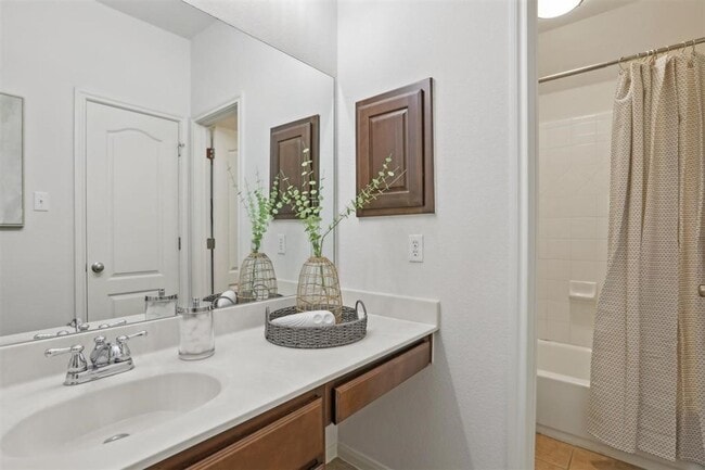 Building Photo - Red Oaks Subdivision / 5 bedrooms, 4 bathr...