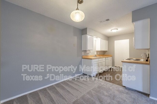 Building Photo - 731 Bluebonnet Dr